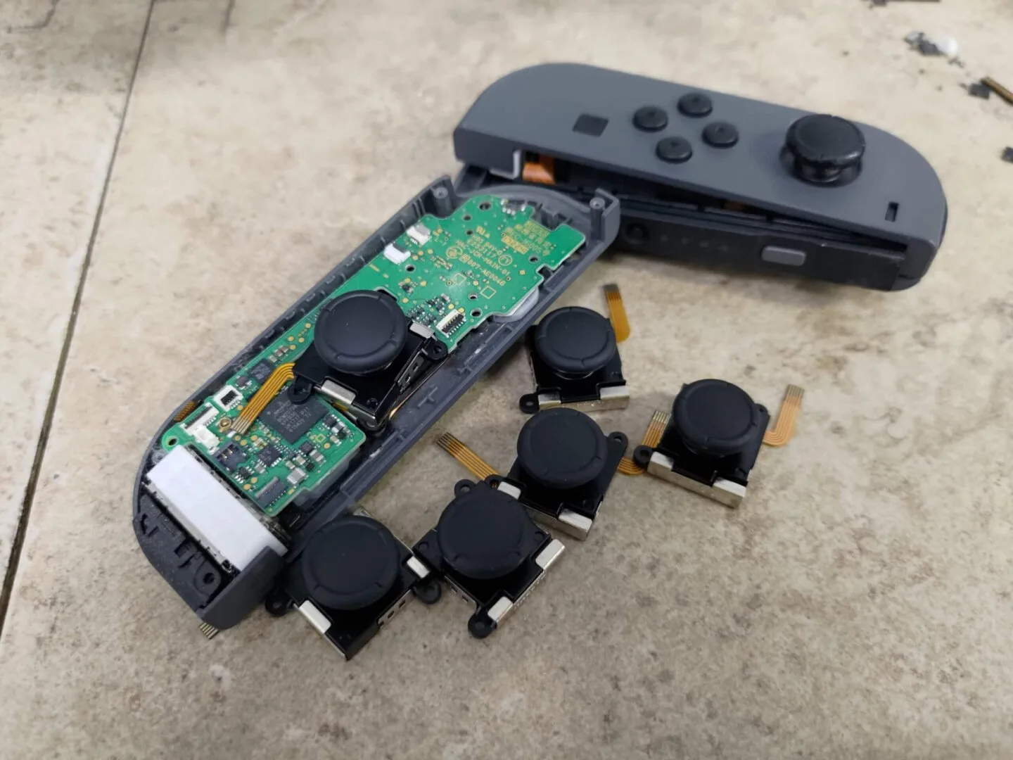 opened-up-switch-joycon-controller-sitck-drift-repair-replace-tmr-hall-effect-joystick-in-joycon-1