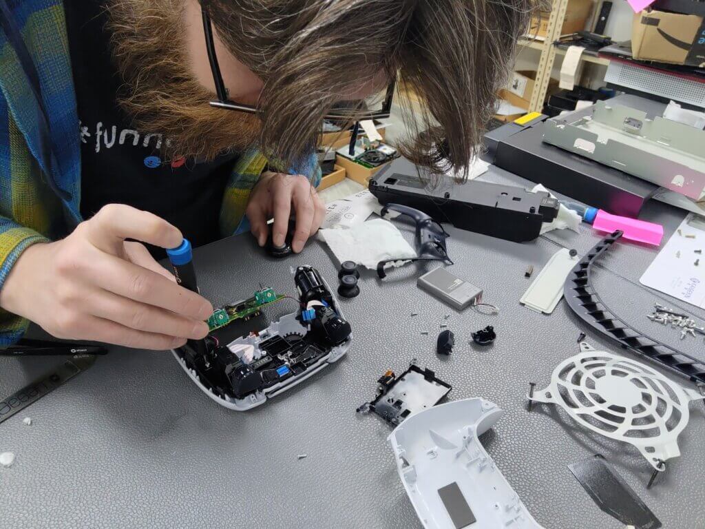 scott-the-rockford-tech-guy-repairing-ps5-stick-drift-hall-effect-joysticks-7